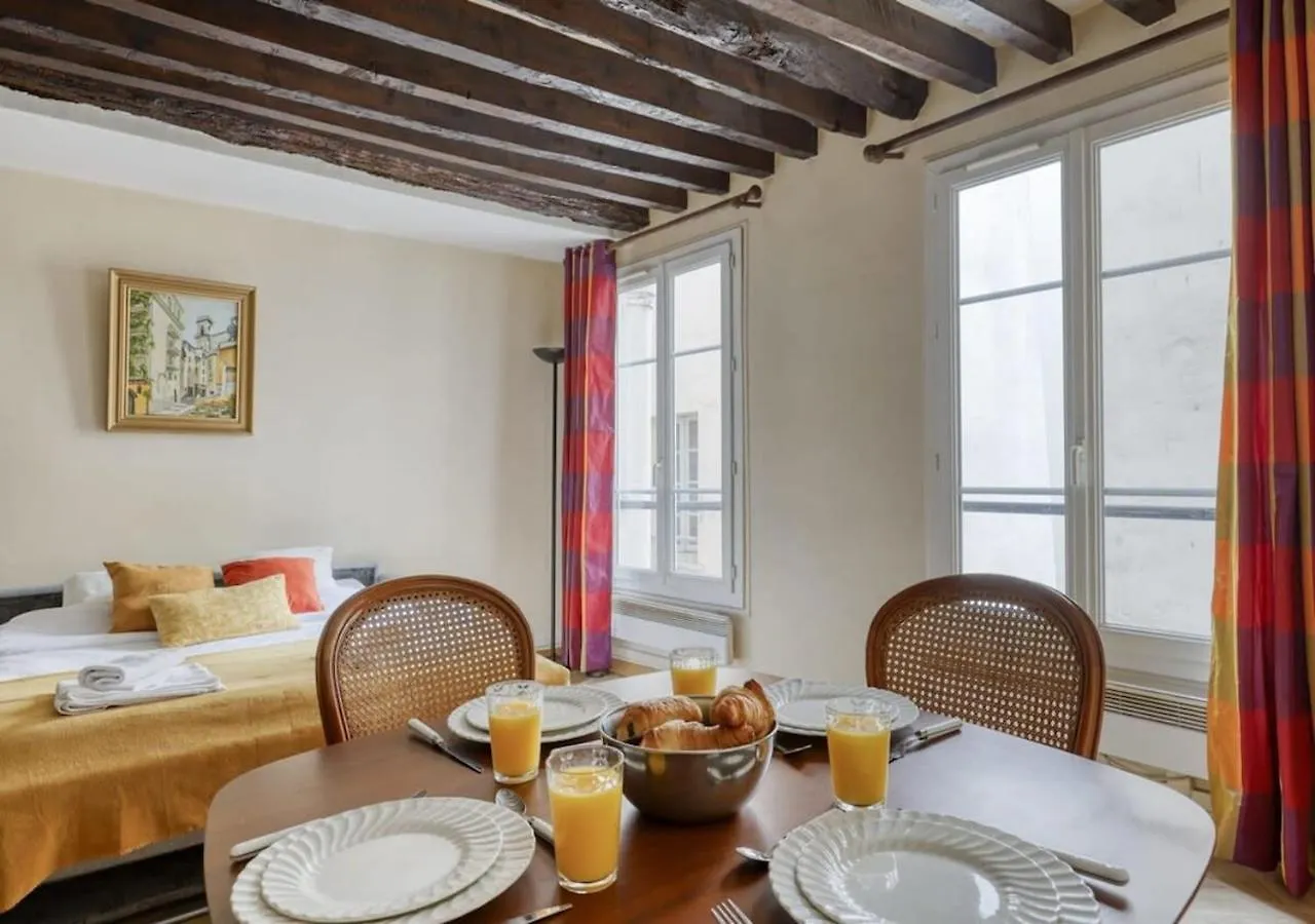 パリTypical & Charming Flat Near St Germain - Mid-Termアパートメント アパート パリ