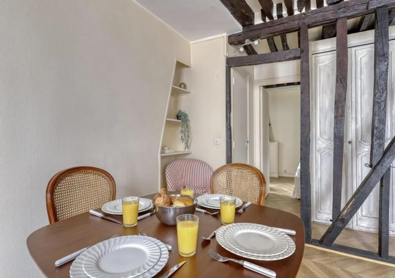 パリTypical & Charming Flat Near St Germain - Mid-Termアパートメント パリ